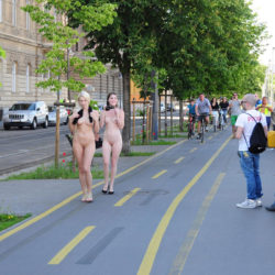 外人美女が街で全裸でヘンタイ露出してる画像で、特にエロいの集めました[40枚]
