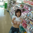 女がコンビニで露出してる画像がたまらんエロさ[31枚]