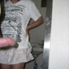 女が公衆便所で便器舐めさせられてる画像が過激すぎww[35枚]