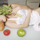 人妻が裸エプロン姿でエロいポーズしてる画像がたまらんエロさ[38枚]