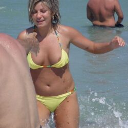 エッチ好きそうな外人美女が砂浜で胸チラしちゃった画像がエロ過ぎてヤバイです[26枚]