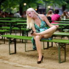 外国のお姉さんが街でノーパンになって興奮してる絶妙な隠し撮りがたまらんエロさ[30枚]