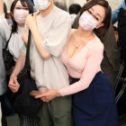 「おばさんの私に触られて勃っちゃう君が悪いんだよ」彼女が隣にいても構わずイケメン彼氏を背後からネチョいコネくり手コキで勃起誘惑する性欲熟女