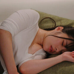 声を我慢してるのに潮がダダ漏れ！高飛車な女上司に媚薬を●ませて残業中に声ガマン無言キメセク 松井日奈子