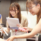 【画像＆動画】 全裸男性を複数名の着衣SOD女子社員がじっくり恥じらい研究報告 真剣チクビ囲み実験 SOD性科学ラボ REPORT18 敏感反応に戸惑いながらも膨らむ乳首と脈打ちペニスから目が離せない19名