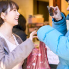 目が合うだけでどこでもベロチュウしてくる自慢の年上彼女はキスで勃起した僕をすぐラブホに連れて行きたがるのでいつもデートになりません 都築亜美