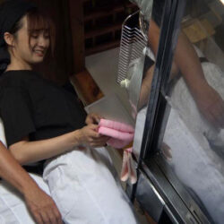 ラーメン屋唯一の女バイト、汗だくガテン系店員の性欲発散を担うセクハラOK娘。 渚恋生