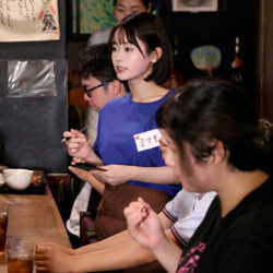 居酒屋バイト先のキモ上司に同情で乳揉み許可からのエスカレートして中出しまで許した彼氏持ち女子大生 MINAMO