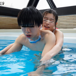 「おち○ちん大きくなっちゃったの？叔母さんがなんとかしてあげるね」叔母と水泳の練習にプールへやってきたボク。でも叔母さんのセクシーな水着姿と周りの水着女性にフル勃起でプールから出られない！慌てた叔母さんがこっそりと手でヌいてくれました。でも叔母さんも…