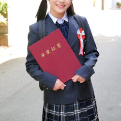 3分前まで女子○校生！～2024年～卒業式直後にガチナンパ！生まれて初めての素股体験！クリトリスがデカチンと擦れ合って我慢出来ずにヌルっと生挿入！そのまま人生初の生中だし！！