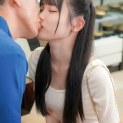 制服を脱いだ彼女は僕だけのもの。深夜のコンビニで一緒に働くことになった美少女と生中セックス。 望実かなえ