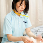 【画像＆動画】 自宅に出張介護士を呼んだら気弱で優しい美人介護士がやってきた！甘えまくっても嫌がらないから思い切ってデカチンフル勃起を見せつけたらヤレるのか