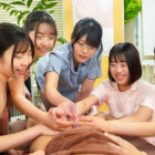 【画像＆動画】 「えっ！？コレが実習？」エステ専門学校に入学したら男はボク1人！実習はタオル1枚の女子の体を触りまくり！ボクの股間は触られまくりでフル勃起4