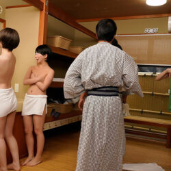 つるペタ女子が男湯腰巻タオル1枚チャレンジ！バレたら即アウト！？温泉旅館で度胸試し！スリルを楽しむ女の子たち…。果たしてバレたらどうなってしまうのか！？