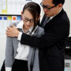 【画像＆動画】 職場の隅にいる地味な人妻と、僕はゴム無し不倫をしている―。 水戸かな
