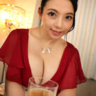 【VR】疲れたオトコたちの陰茎を包み込む魅惑のやわ乳 閉店後の店内でパイズリ発射させた精子を悩みごと全て飲み込んでくれるスナックのママ 織田真子