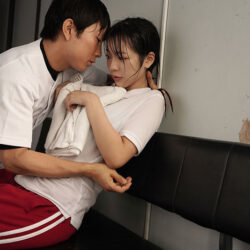 野球部員と美少女マネージャーがゲリラ豪雨で帰れず部室で二人きり… 濡れ透けたカラダに勃起した思春期ペニスを優しく何発も射精ケアする。 浅野こころ