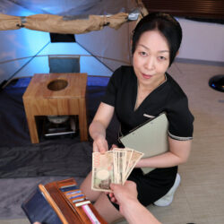 【VR】【8K】感覚遮断 よもぎ蒸しエステで首から下ゼロ感覚で触り放題・挿れ放題！ 薬切れ美女客をガンギマリピストン ひかりさん
